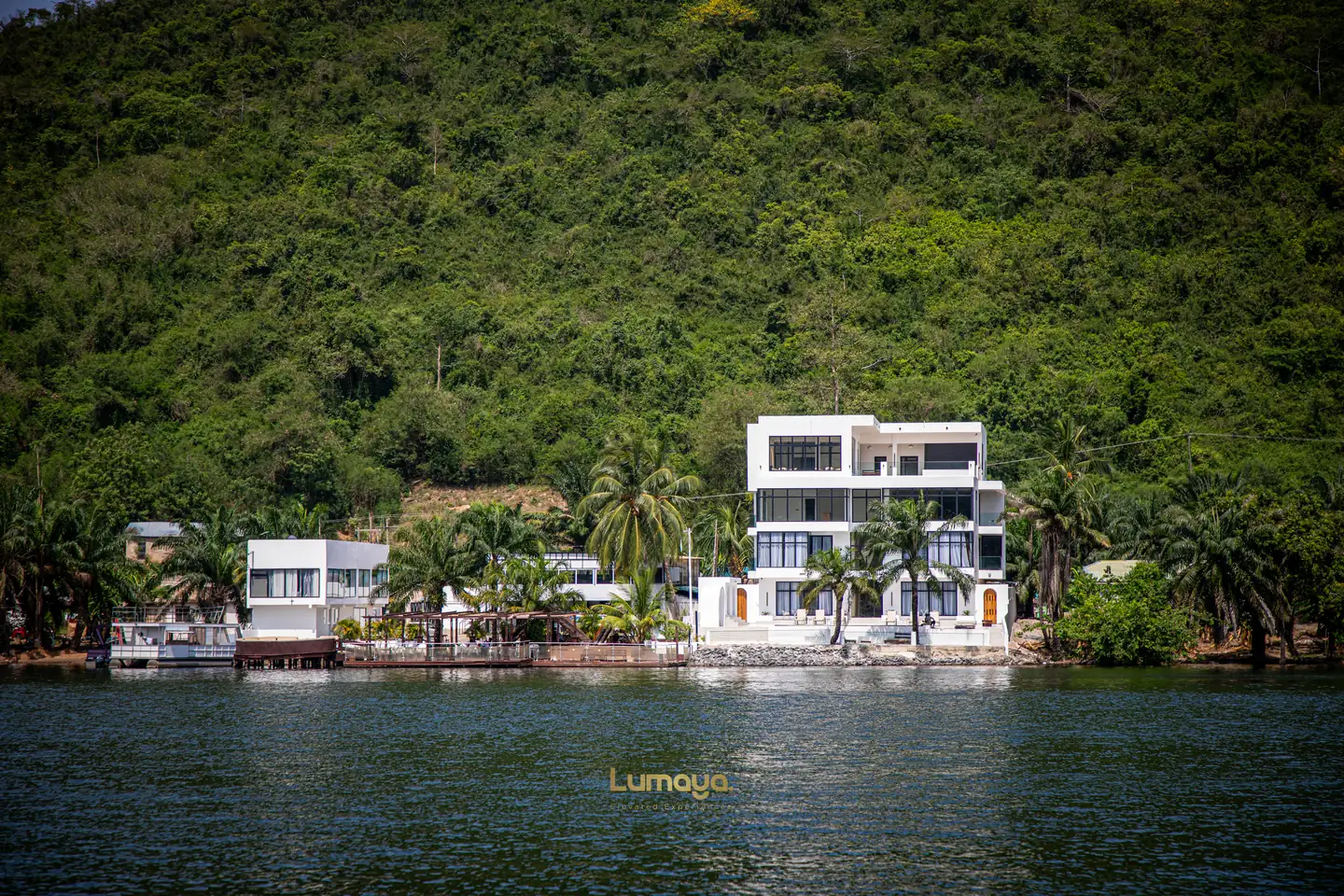 A contemporary residence at the water’s edge