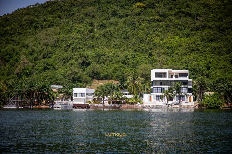 A contemporary residence at the water’s edge