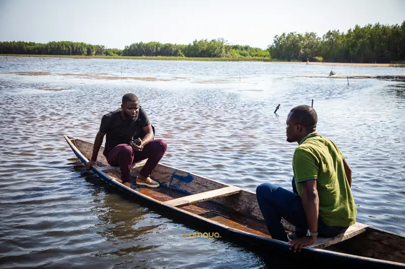 Crossing the lagoon by pirogue